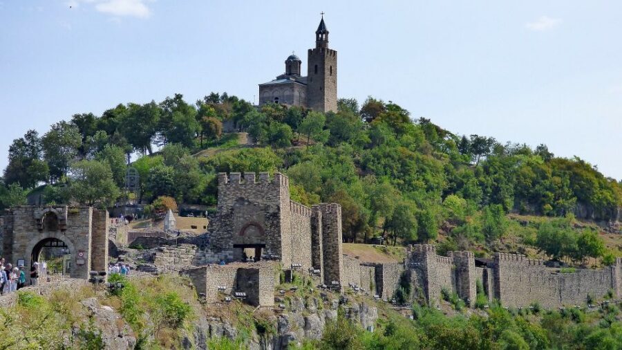 From Bucharest: Day Trip to Medieval Marvels of Bulgaria - Veliko Tarnovo: City of the Tsars on Cobbles