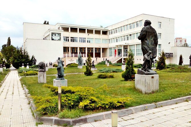 Self-guided Tour in the Museum of Socialist Art - Your self-guided e-guide: how to use it without wasting time