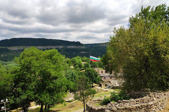 Self-guided Tour in Tsarevets Fortress - Weather reality: winter beauty and summer sweat