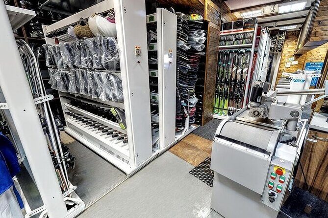 Ski and Snowboard equipment rental in Bansko - 10:00 AM Fitting at Traventuria: Why the Timing Works